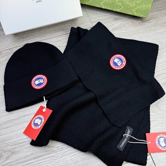 Canada Goose Knitted Hat and Scarf Two-Piece Set - Picture 4 of 5